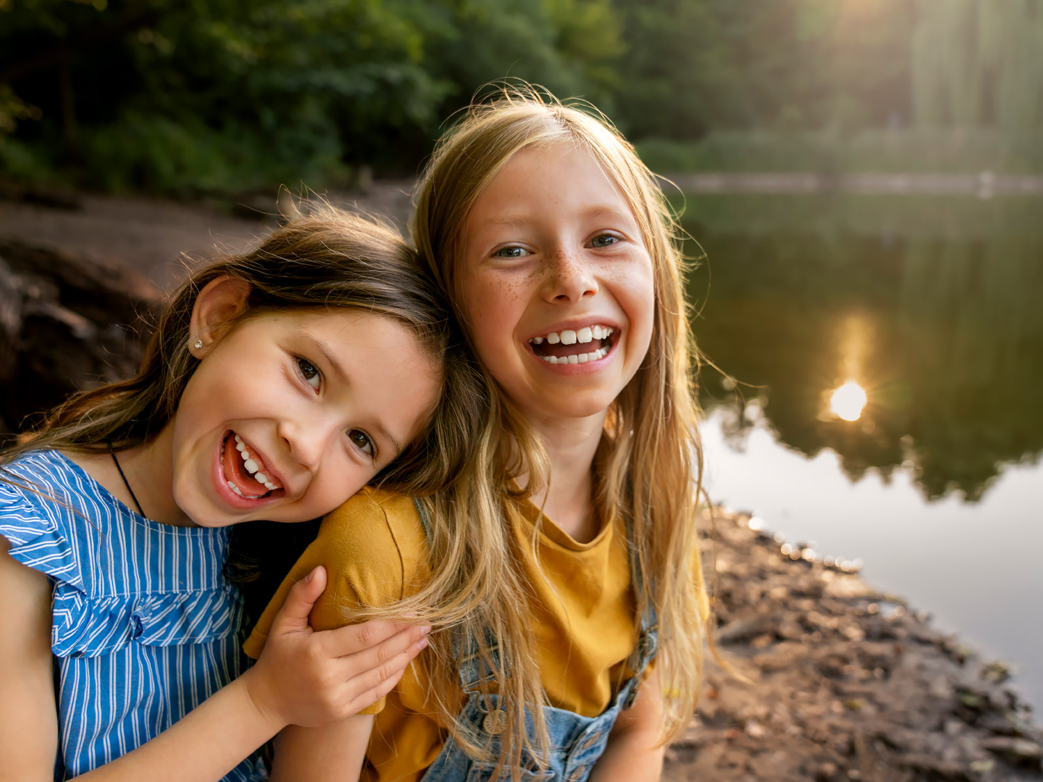 Enfants jouant près d’un chalet dans le parc de vacances