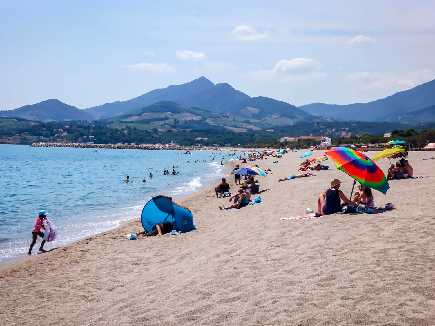 Piscine et espace de détente dans un parc de vacances ensoleillé